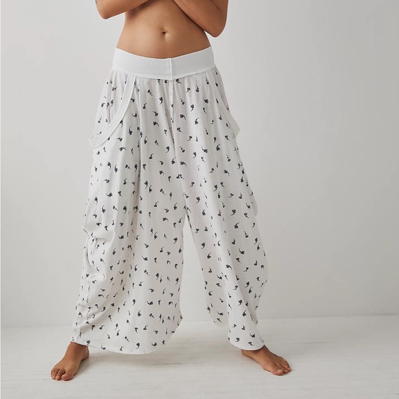 Free People Pants - Free people summer slumbers printed pants women’s size xs white navy blue floral